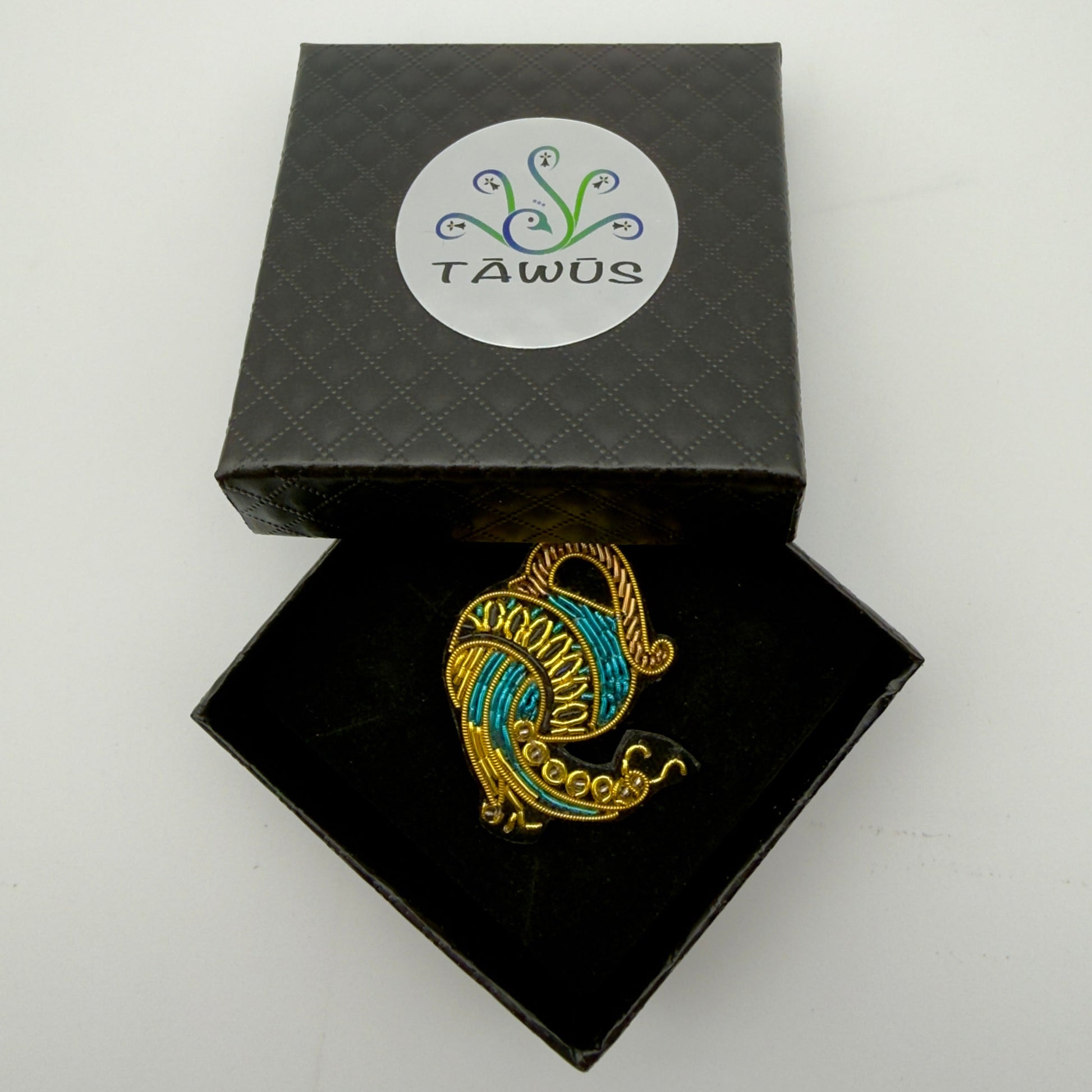Broche Verseau fait main dans son écrin – cadeau anniversaire astrologie bijou brodé – Tawus