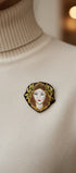 Broche Vierge brodée à la main portée – accessoire mode astrologie artisanal unique – Tawus