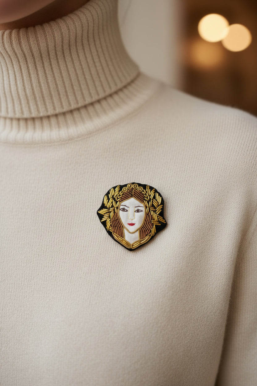 Broche Vierge brodée à la main portée – accessoire mode astrologie artisanal unique – Tawus
