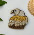 Broche aigle brodée main – bijou artisanal aigle royal rapace liberté perles et fils dorés bruns – Tawus