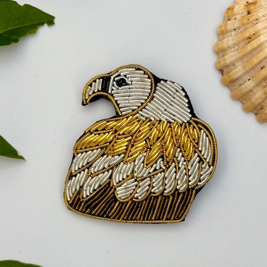Broche aigle brodée main – bijou artisanal aigle royal rapace liberté perles et fils dorés bruns – Tawus