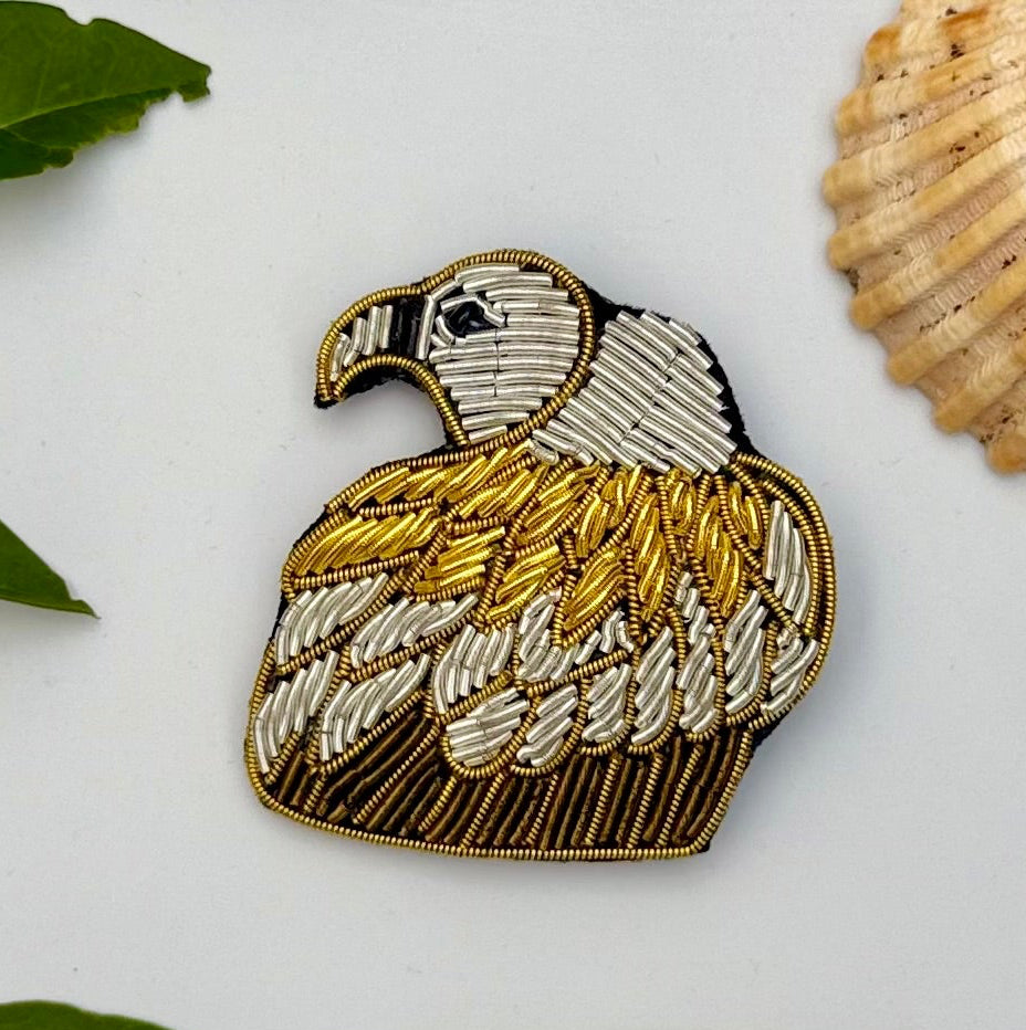Broche aigle brodée main – bijou artisanal aigle royal rapace liberté perles et fils dorés bruns – Tawus