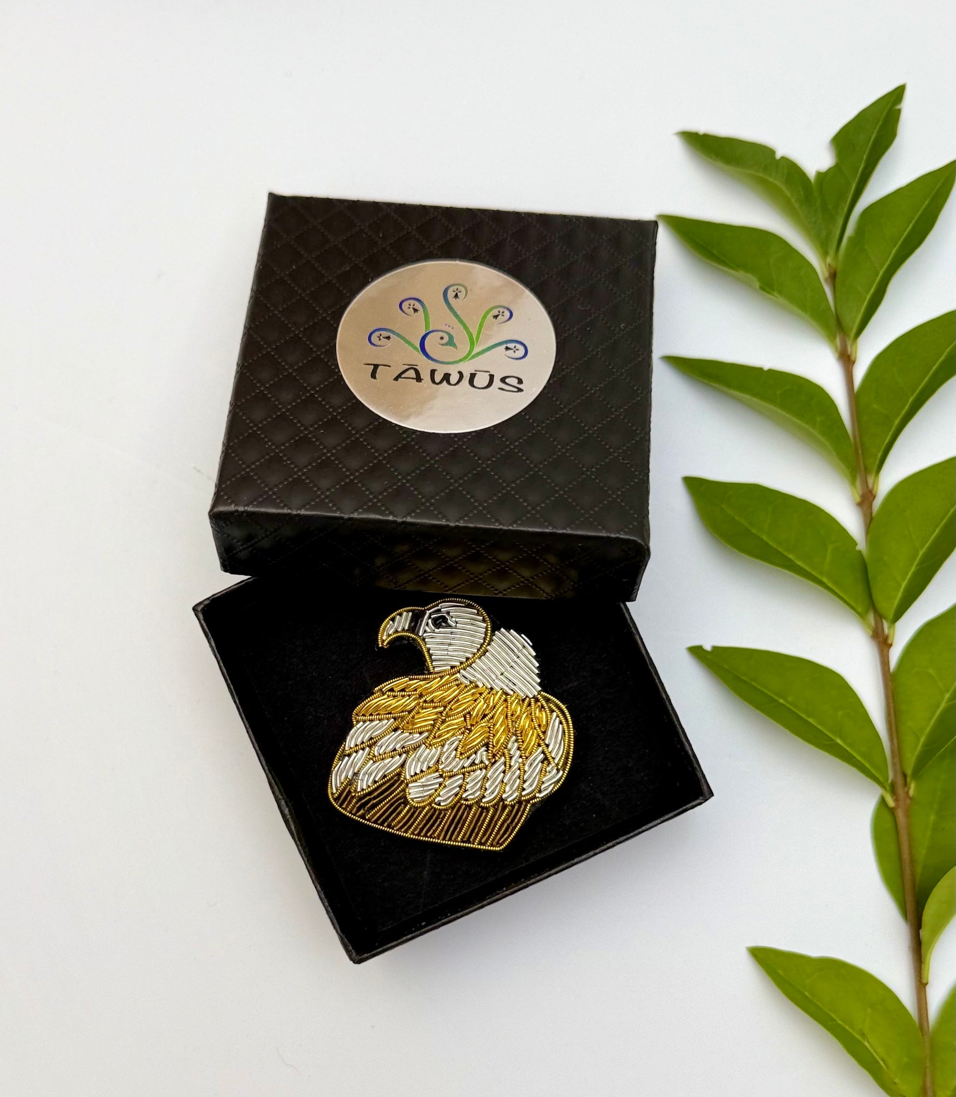 Broche aigle fait main dans son écrin – cadeau original bijou aigle royal rapace broderie artisanale liberté – Tawus