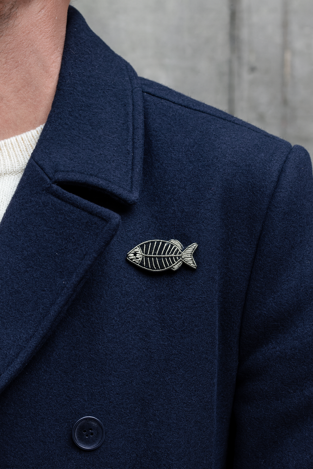 Broche arête de poisson brodée à la main portée – accessoire mode arête poisson mer humour décalé artisanal unique – Tawus
