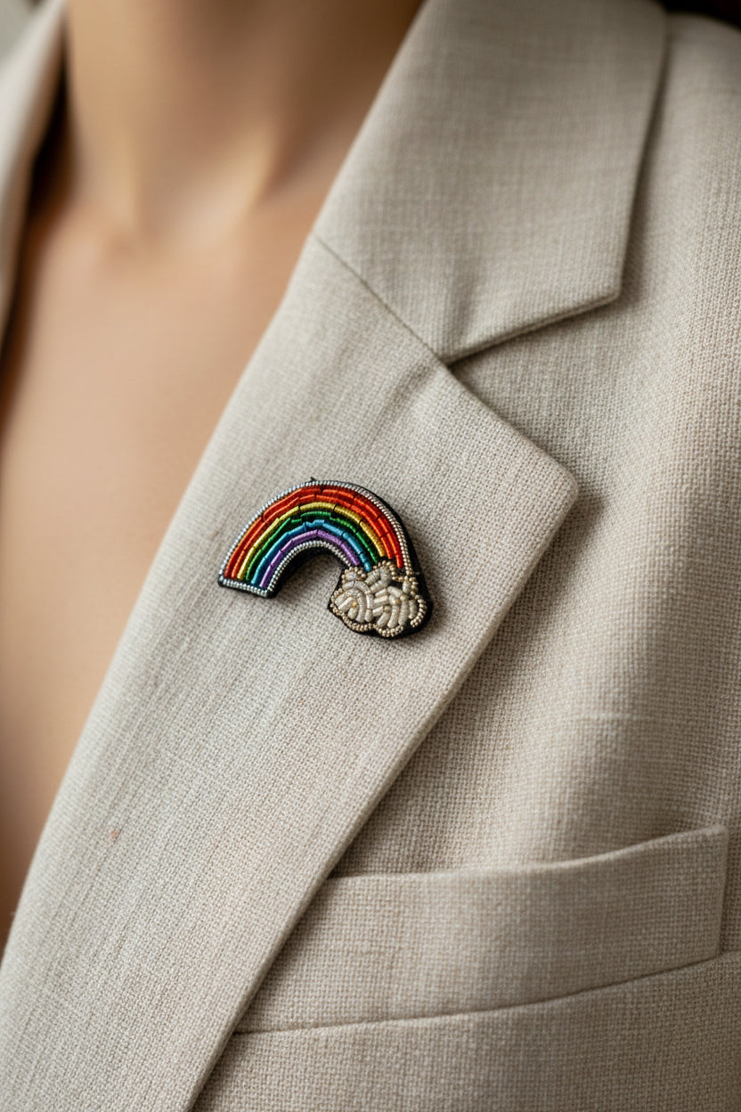 Broche arc en ciel brodée à la main portée – accessoire mode coloré optimiste artisanal unique – Tawus