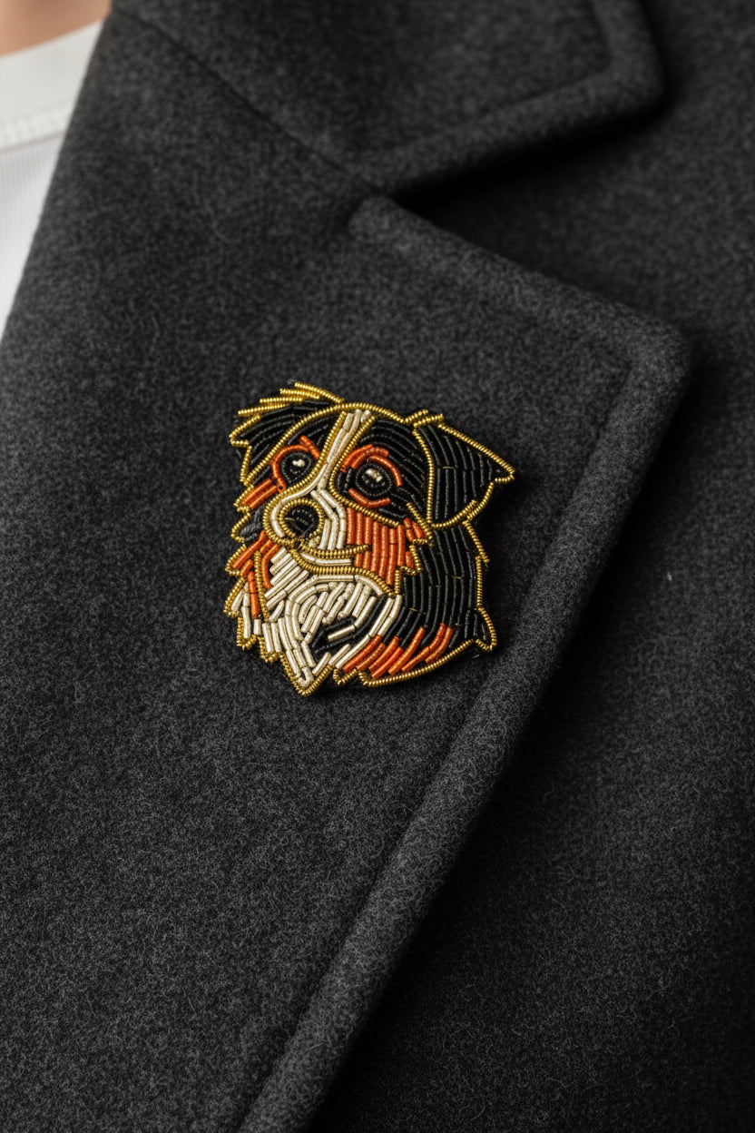 Broche artisanale Berger Australien brodée main, bijou unique pour amoureux des chiens – Tawus