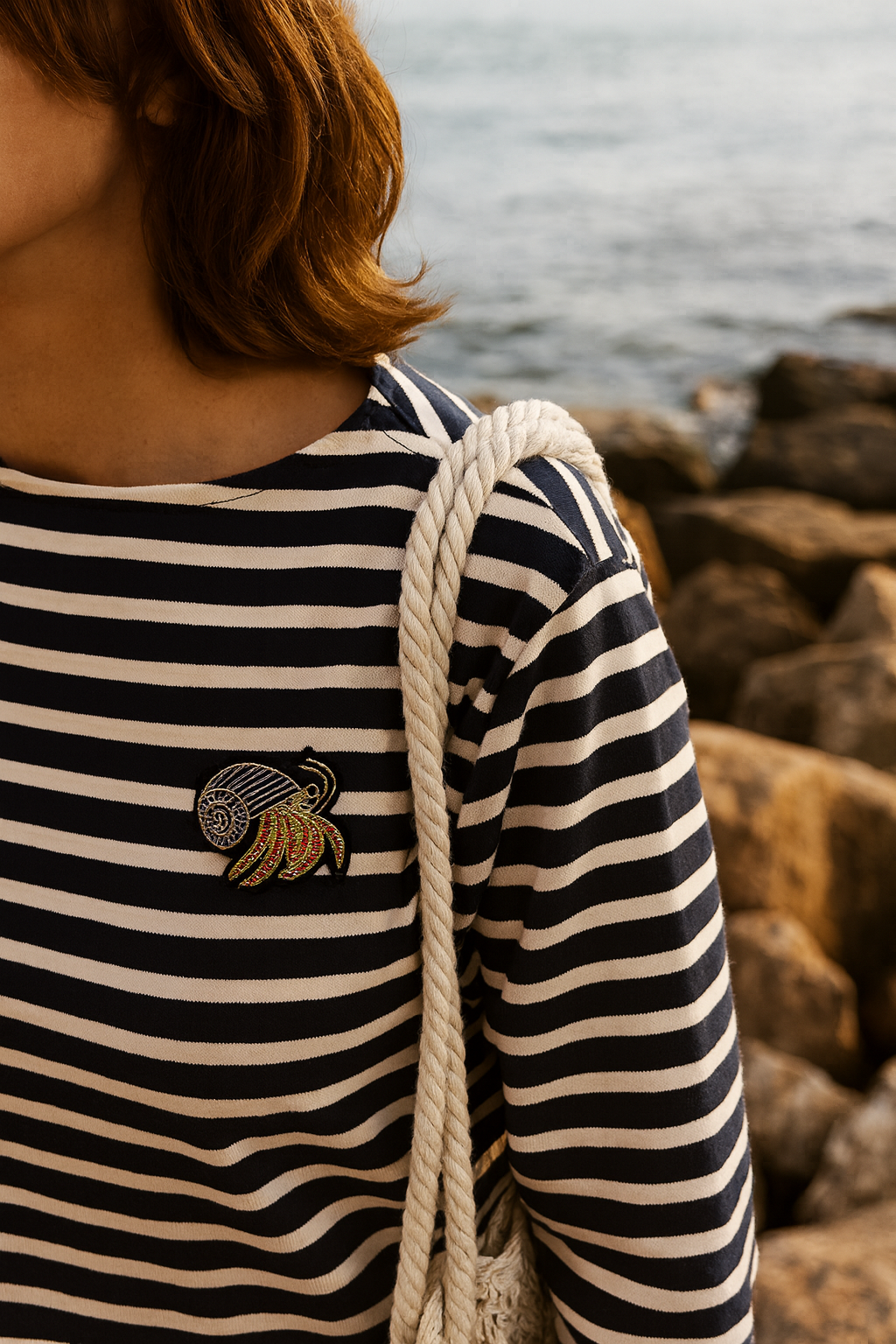 Broche bernard l'hermite brodée à la main portée – accessoire mode bernard hermite crustacé mer coquillage artisanal unique – Tawus

