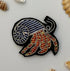 Broche bernard l'hermite brodée main – bijou artisanal bernard hermite crustacé mer coquillage perles et fils colorés – Tawus
