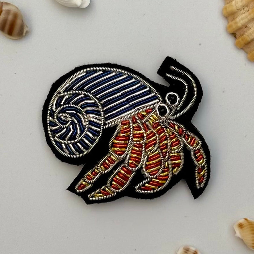 Broche bernard l'hermite brodée main – bijou artisanal bernard hermite crustacé mer coquillage perles et fils colorés – Tawus
