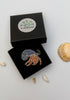 Broche bernard l'hermite fait main dans son écrin – cadeau original bijou bernard hermite crustacé mer broderie artisanale – Tawus
