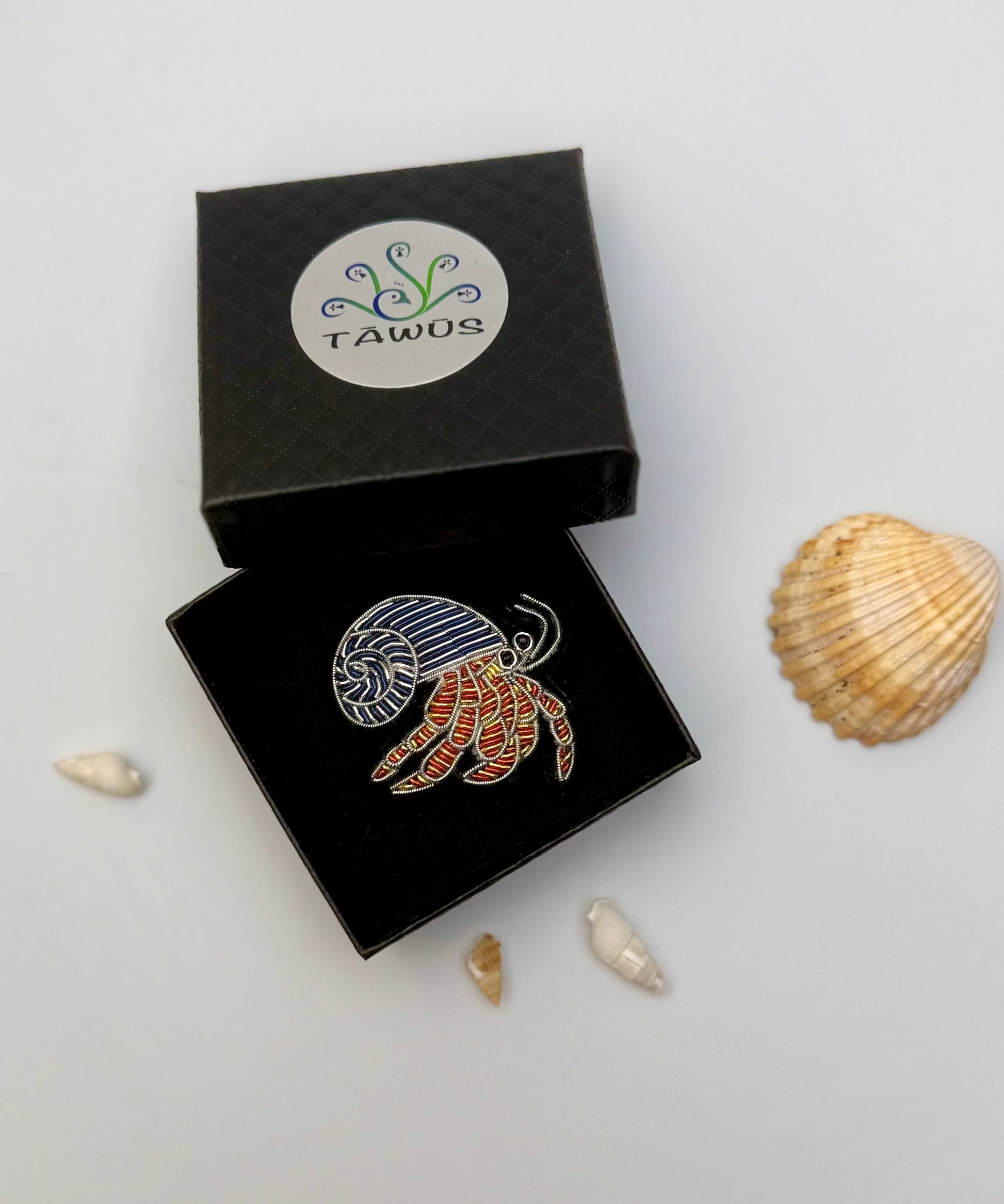 Broche bernard l'hermite fait main dans son écrin – cadeau original bijou bernard hermite crustacé mer broderie artisanale – Tawus
