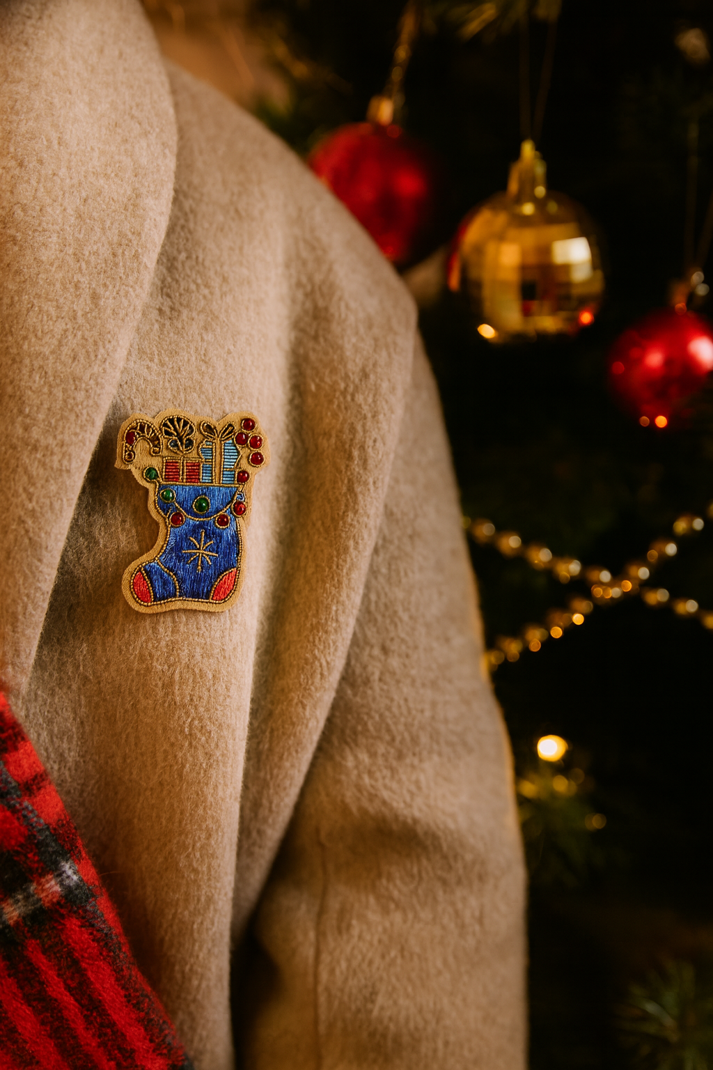 Broche botte de Noël brodée à la main portée – accessoire mode botte Noël chaussette fêtes hiver artisanal unique cadeau original – Tawus

