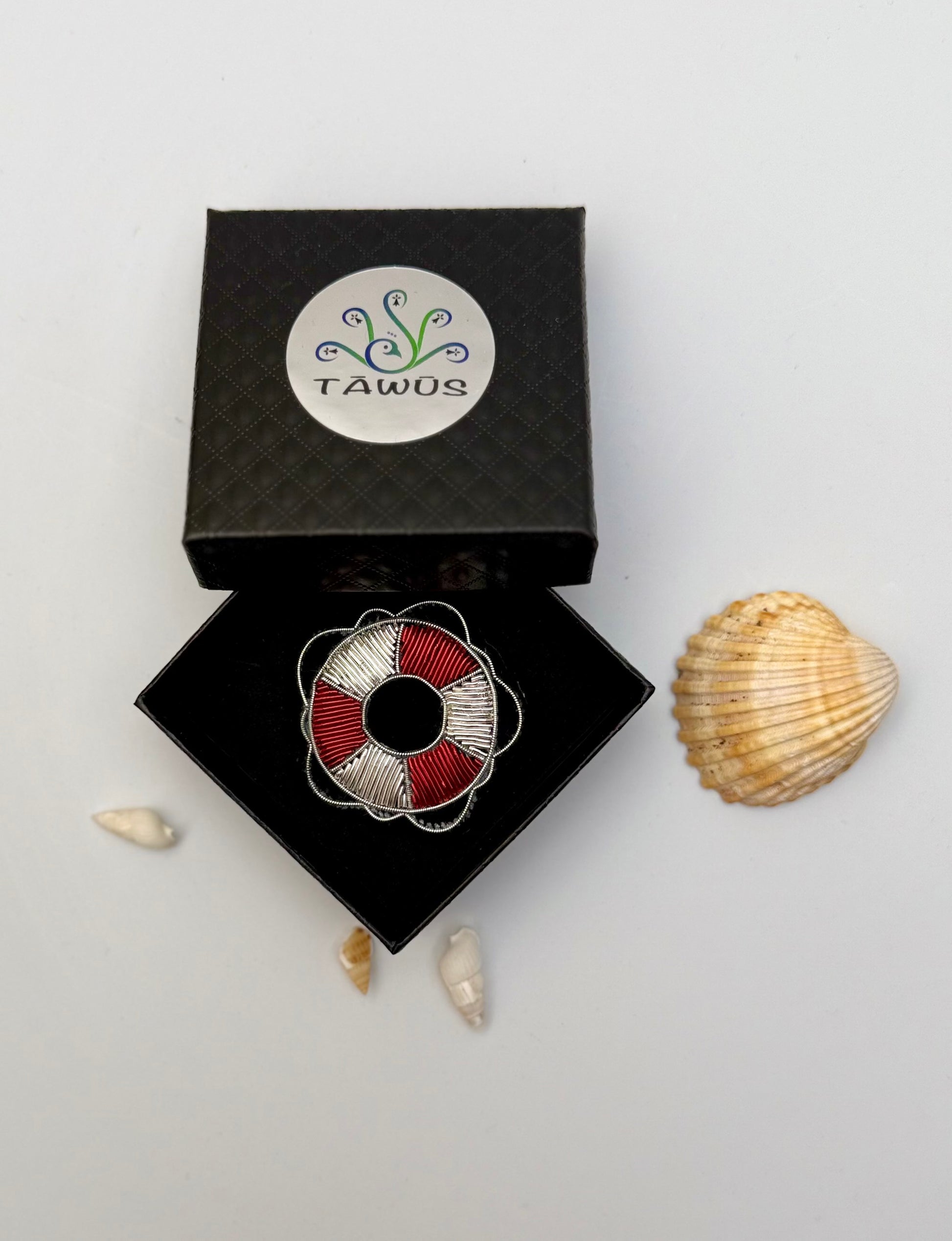 Broche bouée fait main dans son écrin – cadeau original bijou bouée mer Bretagne nautique broderie artisanale marin – Tawus
