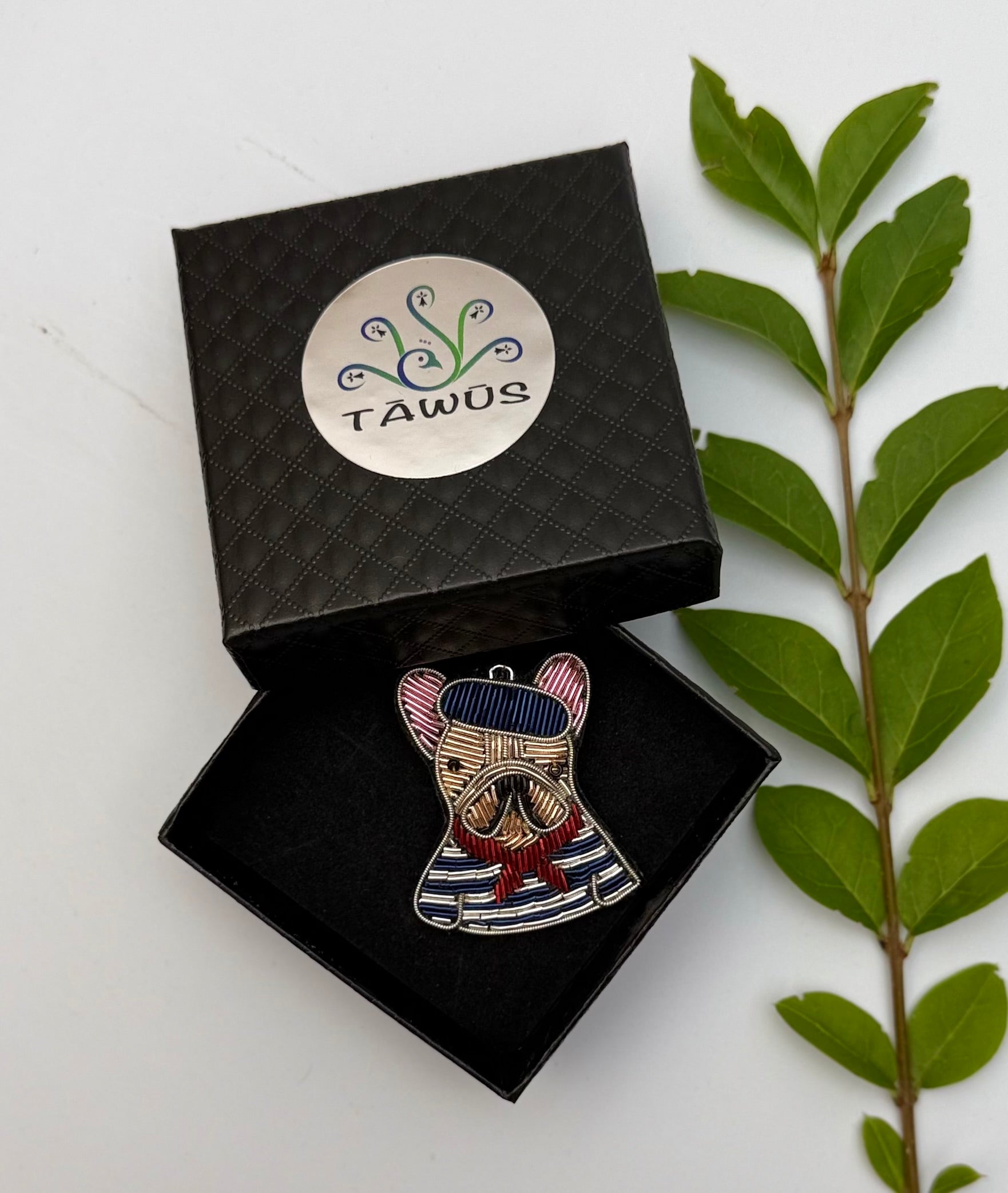 Broche bouledogue parisien fait main dans son écrin – cadeau original bijou chien français broderie artisanale – Tawus