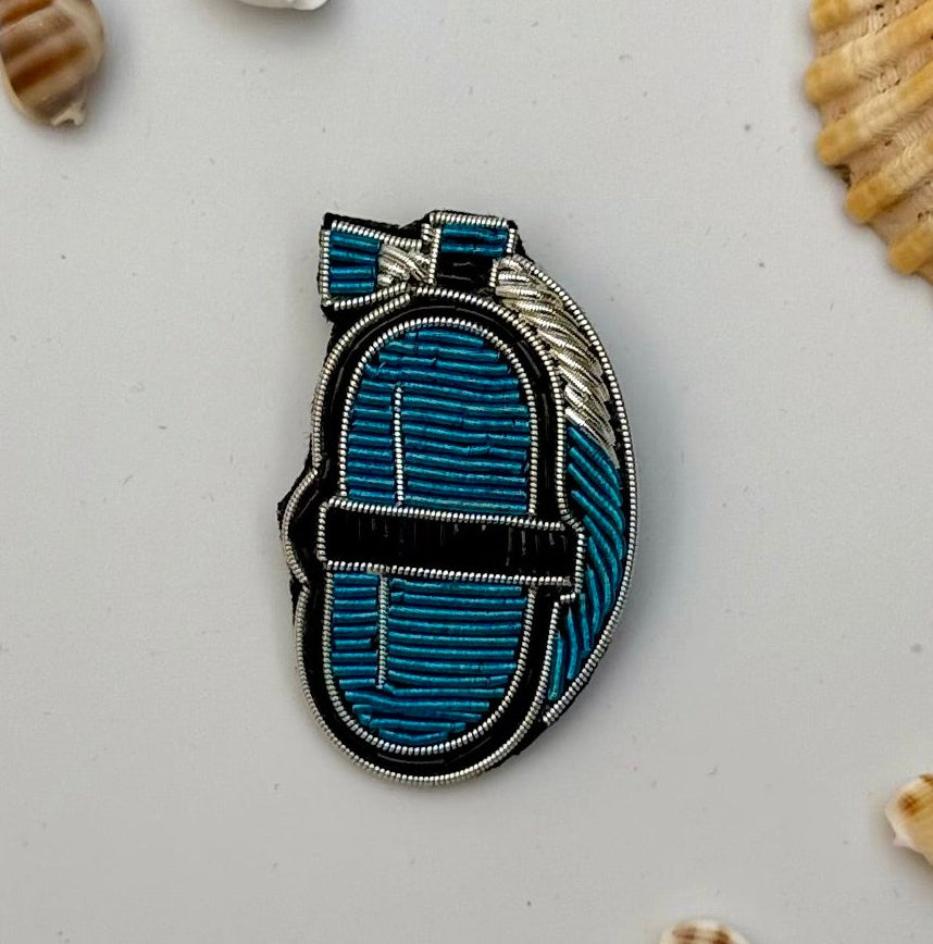 Broche bouteille de plongée brodée main – bijou artisanal scaphandre plongée sous-marine perles et fils colorés – Tawus
