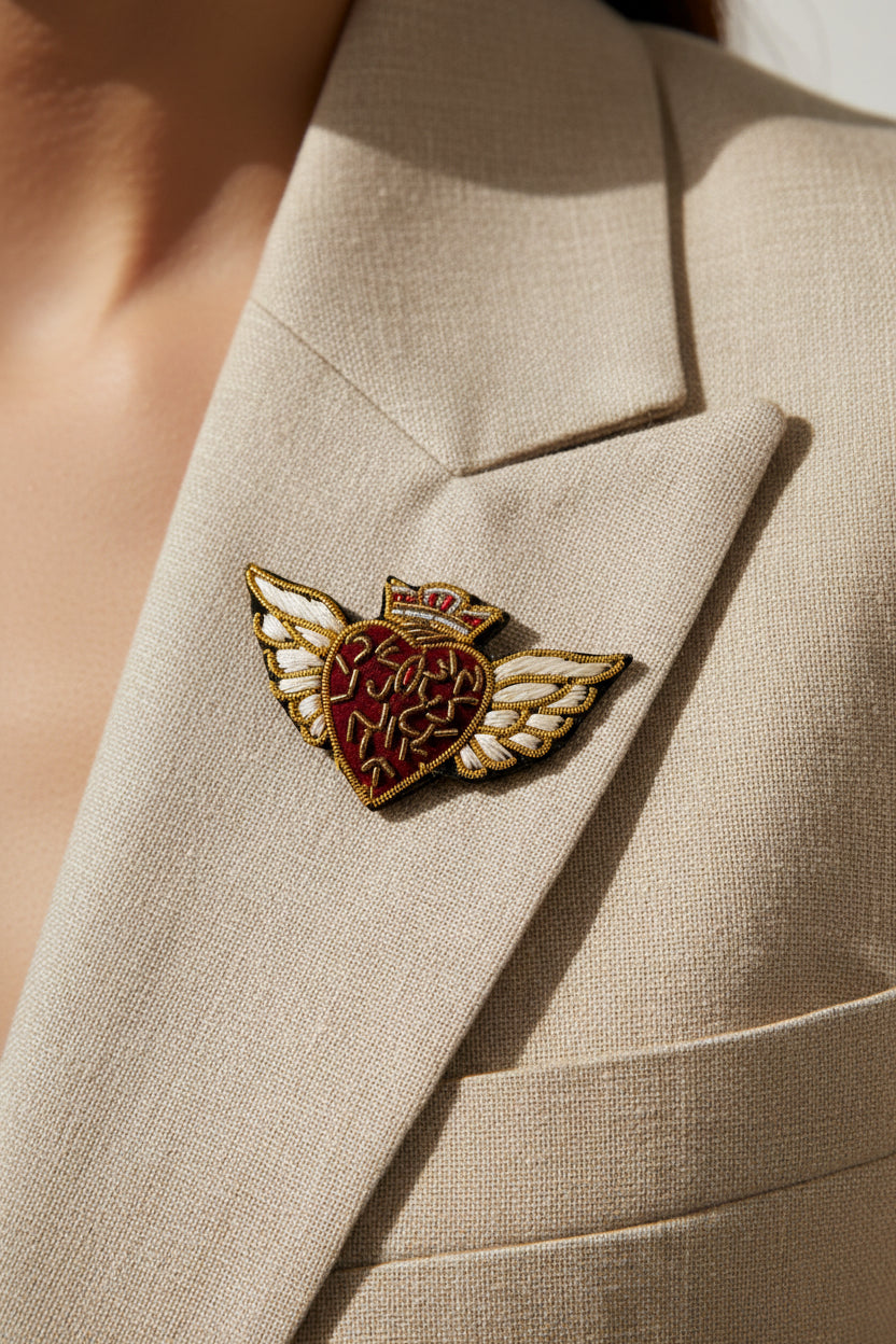 Broche cœur ailé brodée à la main portée – accessoire mode romantique artisanal – Tawus