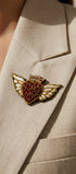 Broche cœur ailé brodée à la main portée – accessoire mode romantique artisanal – Tawus