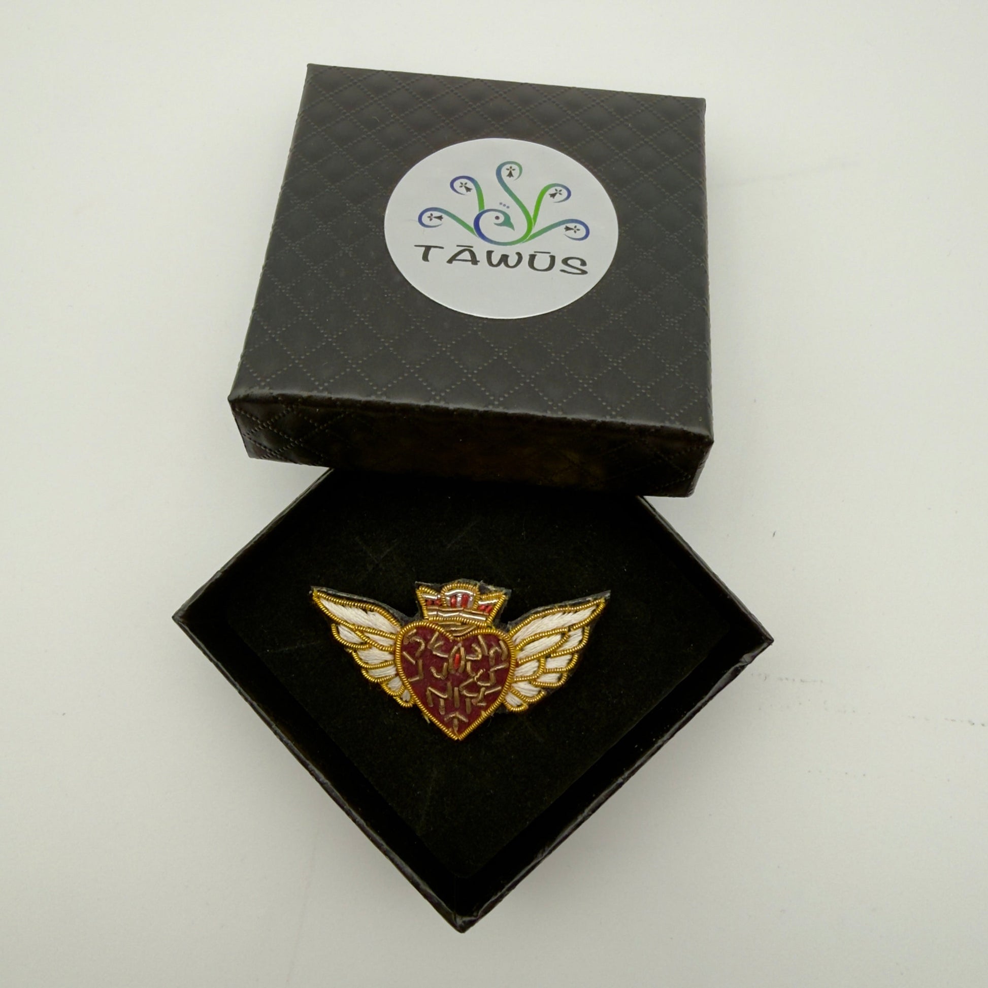 Broche cœur ailé fait main dans son écrin – cadeau Saint-Valentin bijou broderie – Tawus