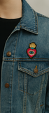 Broche cœur ex-voto œil bleu brodée à la main portée – accessoire mode cœur sacré nazar porte-bonheur spiritualité artisanal unique – Tawus
