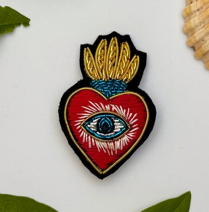 Broche cœur ex-voto œil bleu brodée main – bijou artisanal cœur sacré œil bleu nazar porte-bonheur perles et fils bleus dorés – Tawus
