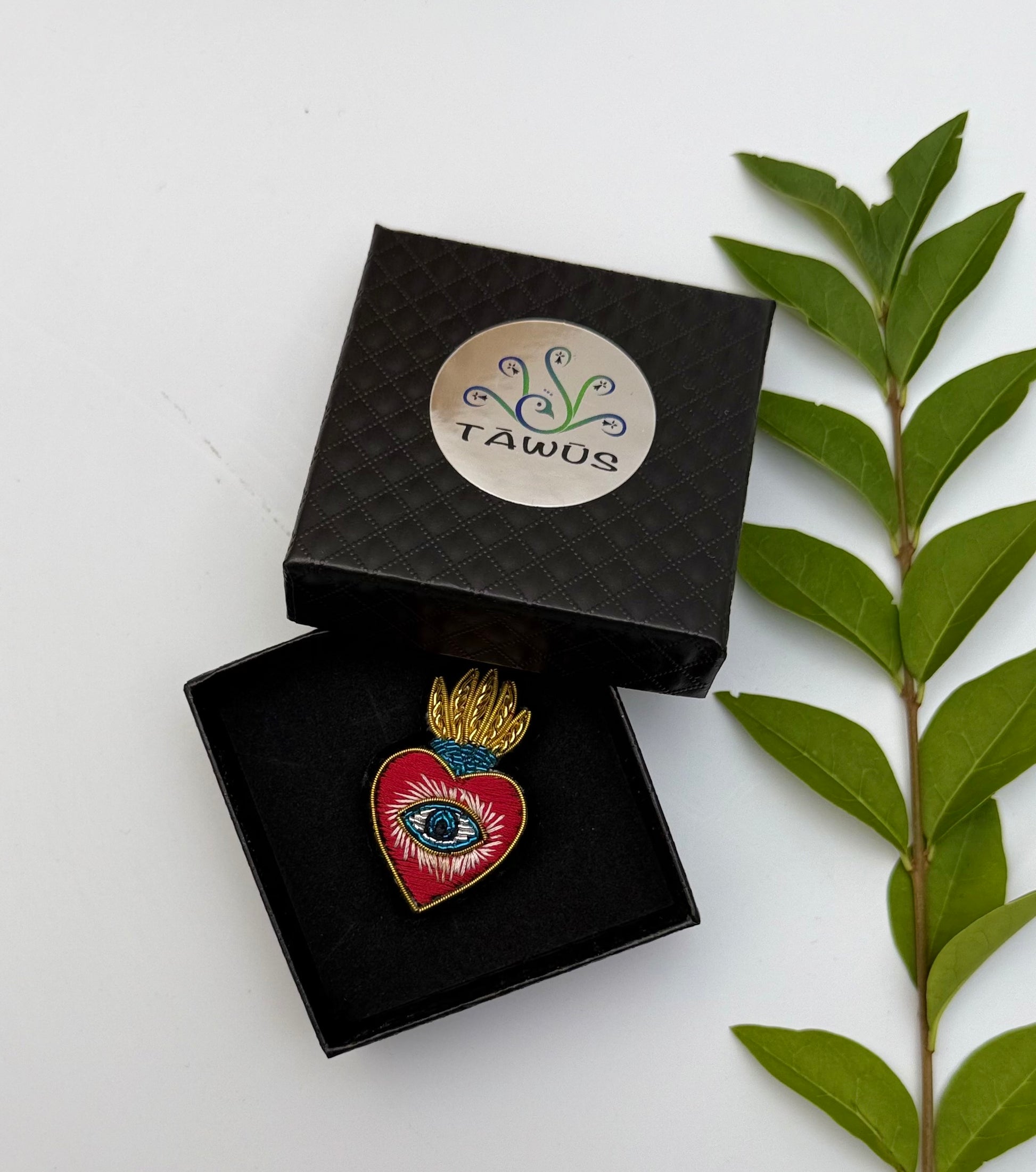 Broche cœur ex-voto œil bleu fait main dans son écrin – cadeau original bijou cœur sacré nazar porte-bonheur broderie artisanale – Tawus
