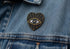 Broche cœur œil noir brodée à la main portée – accessoire mode talisman protection mauvais œil artisanal – Tawus