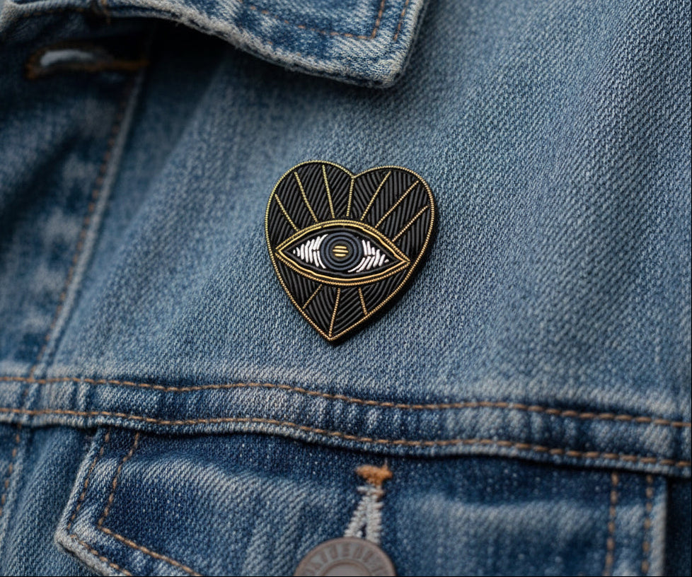 Broche cœur œil noir brodée à la main portée – accessoire mode talisman protection mauvais œil artisanal – Tawus