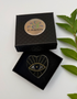 Broche cœur œil noir fait main dans son écrin – cadeau original bijou mystique protection broderie artisanale – Tawus