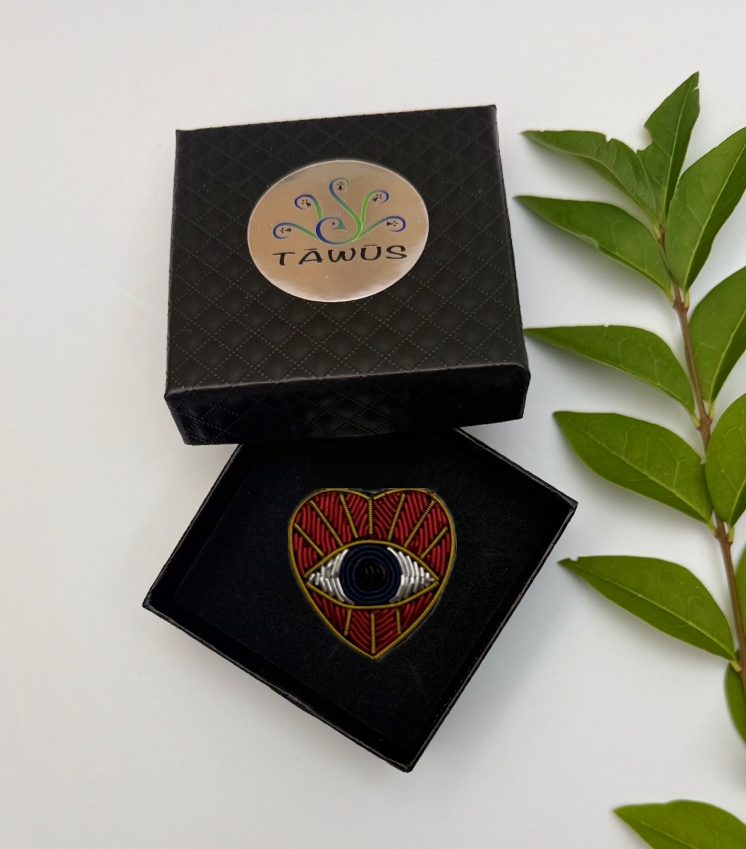 Broche cœur œil rouge fait main dans son écrin – cadeau Saint-Valentin bijou talisman amour brodé – Tawus