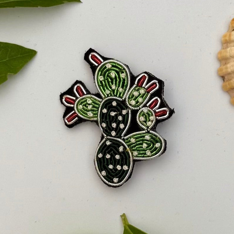 Broche cactus brodée main – bijou artisanal cactus plante désert succulent perles et fils verts – Tawus
