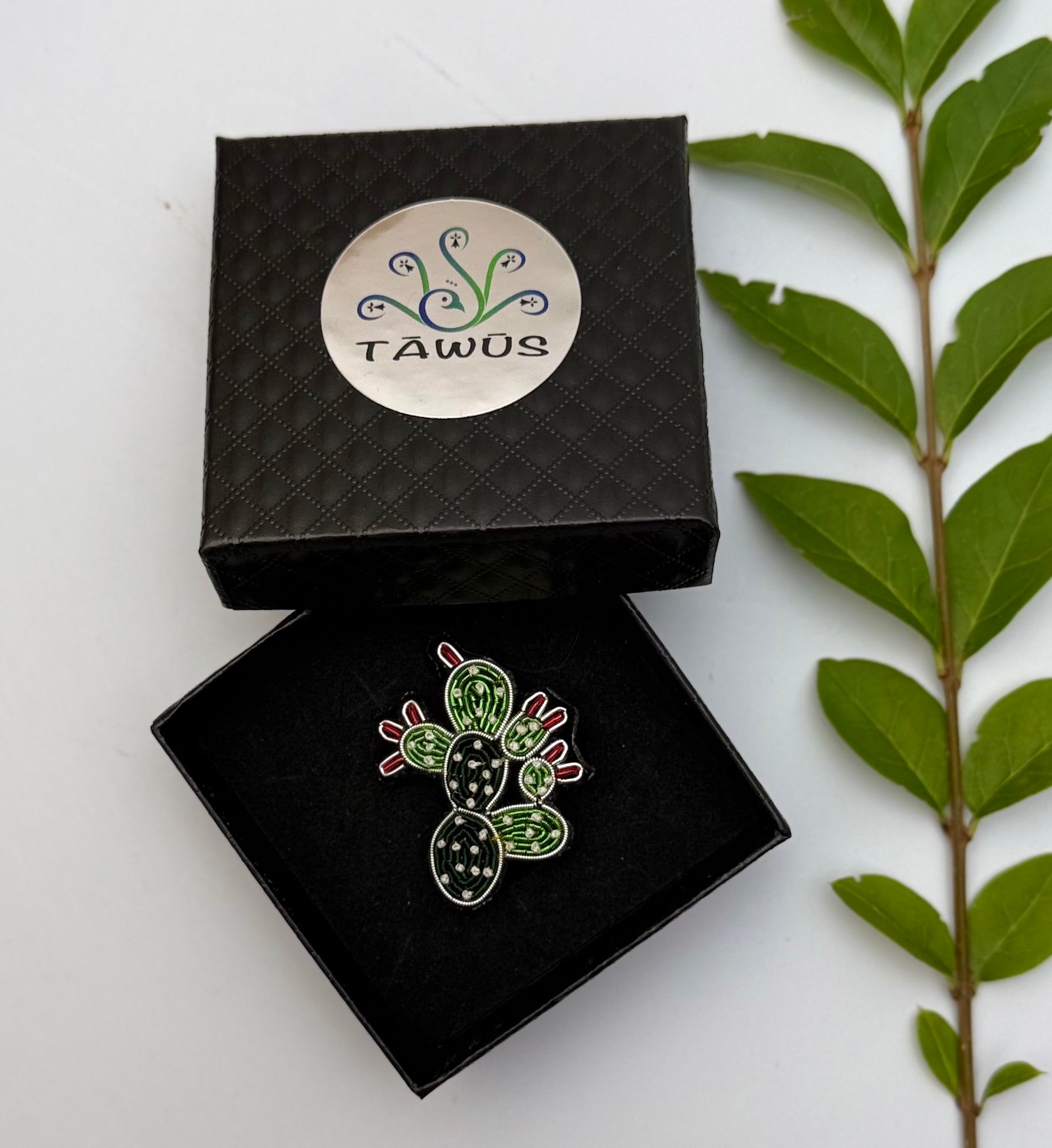 Broche cactus fait main dans son écrin – cadeau original bijou cactus plante désert broderie artisanale succulent – Tawus
