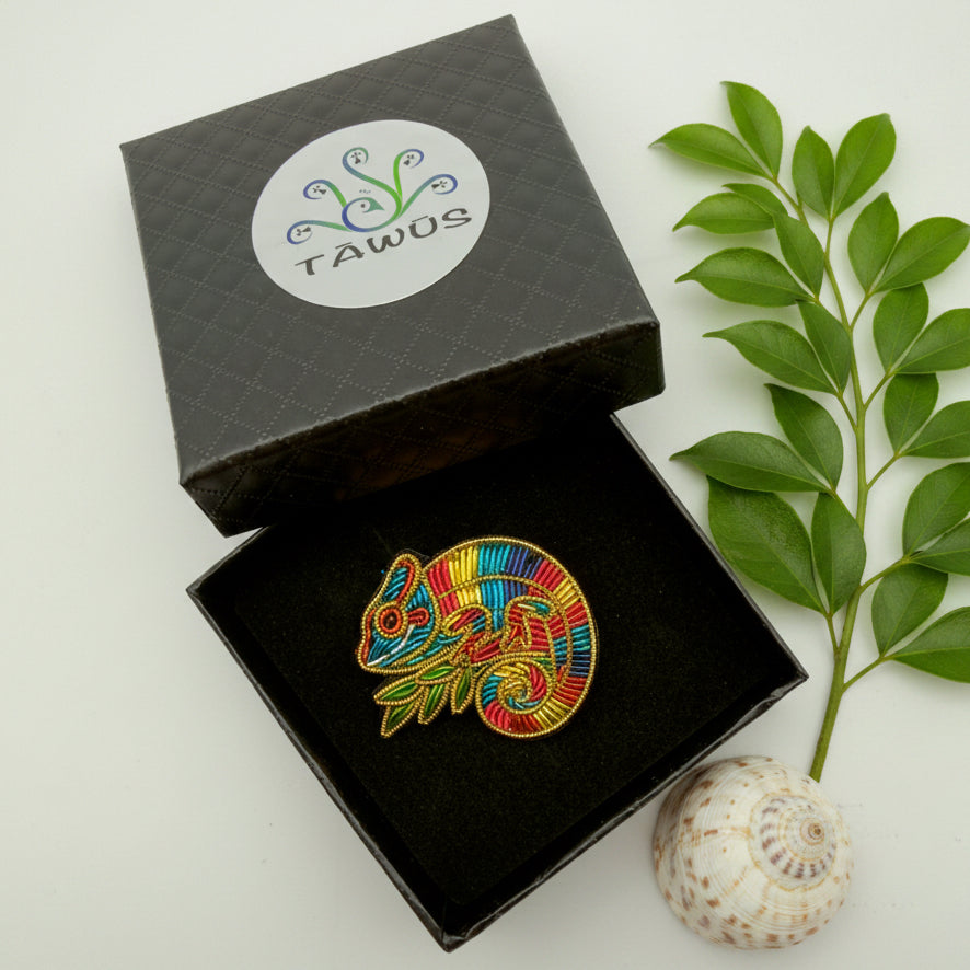 Broche caméléon fait main dans son écrin – cadeau original bijou animal broderie artisanale – Tawus