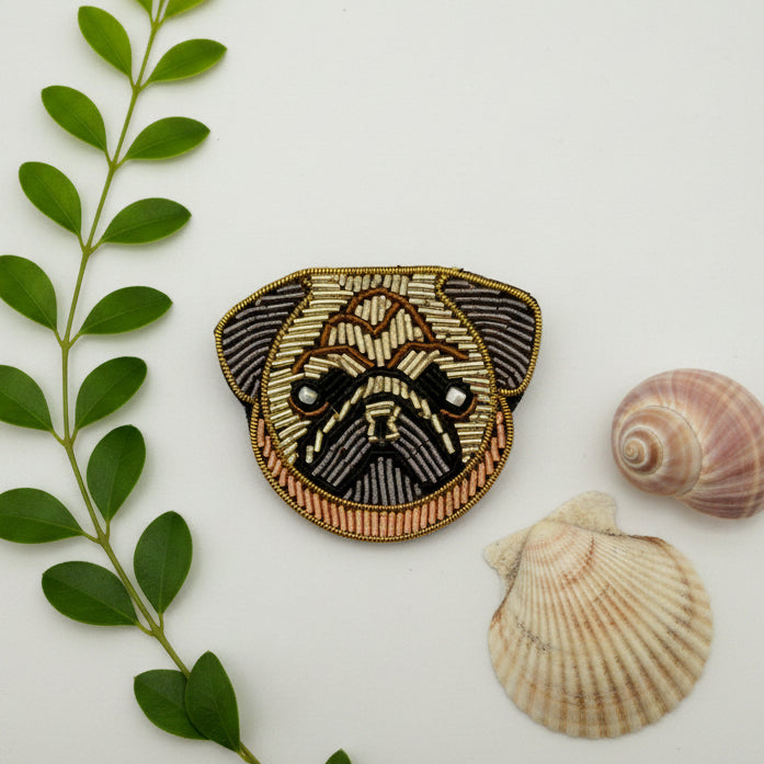 Broche carlin brodée à la main en perles et fils métalliques, création artisanale Tawus
Broche Chien Carlin, fils cannetilles, et jaseron réalisée à la main
Création unique, originale 