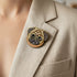  Broche carlin brodée à la main portée sur un blazer, accessoire raffiné pour une tenue élégante.