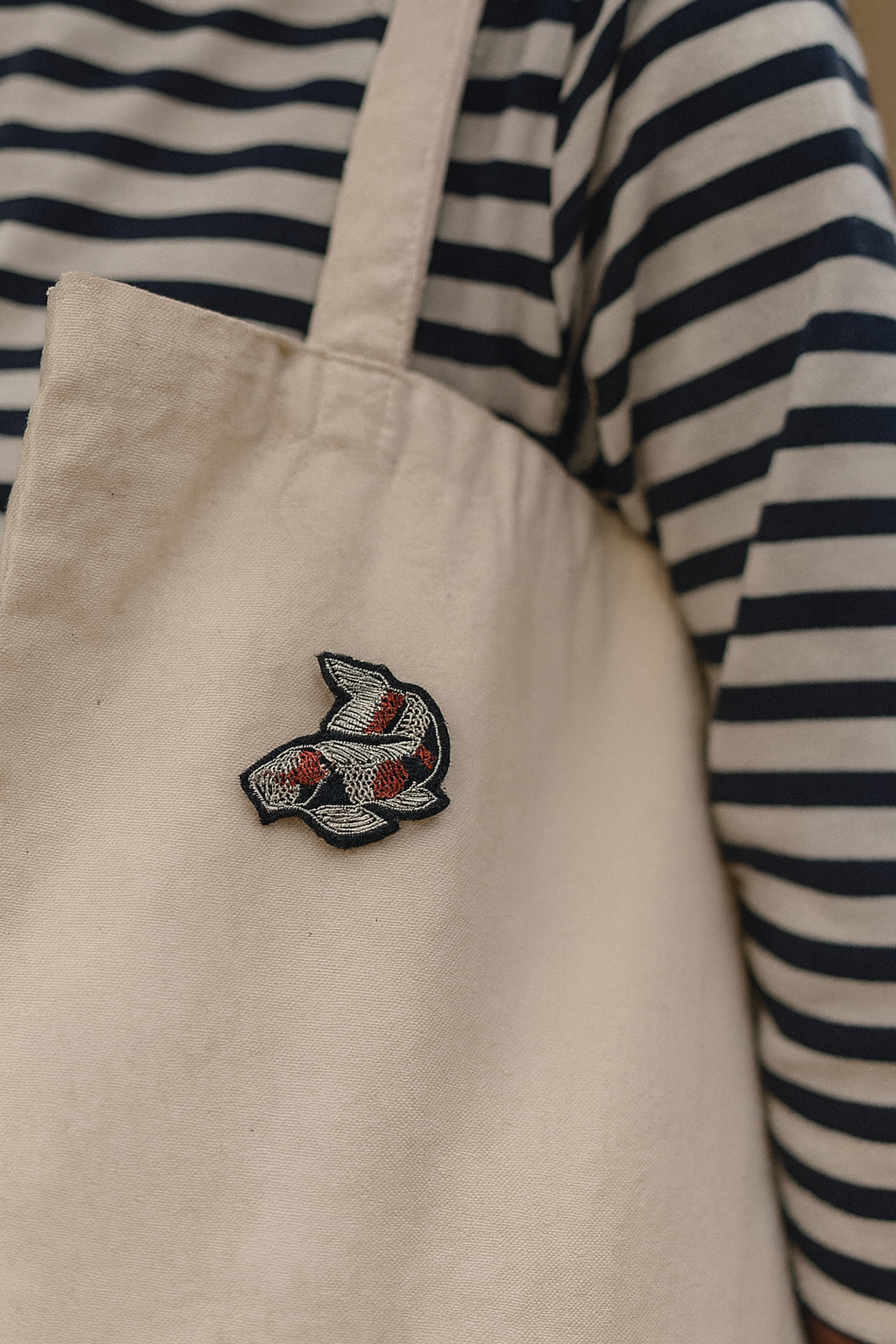Broche carpe koi brodée à la main portée – accessoire mode carpe koi Japon chance bonheur artisanal unique – Tawus