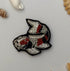 Broche carpe koi brodée main – bijou artisanal carpe koi Japon chance bonheur perles et fils rouges orangés – Tawus