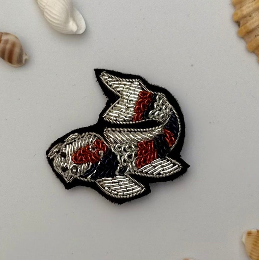 Broche carpe koi brodée main – bijou artisanal carpe koi Japon chance bonheur perles et fils rouges orangés – Tawus