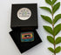 Broche cassette audio vintage fait main dans son écrin – cadeau original bijou rétro musique broderie artisanale – Tawus