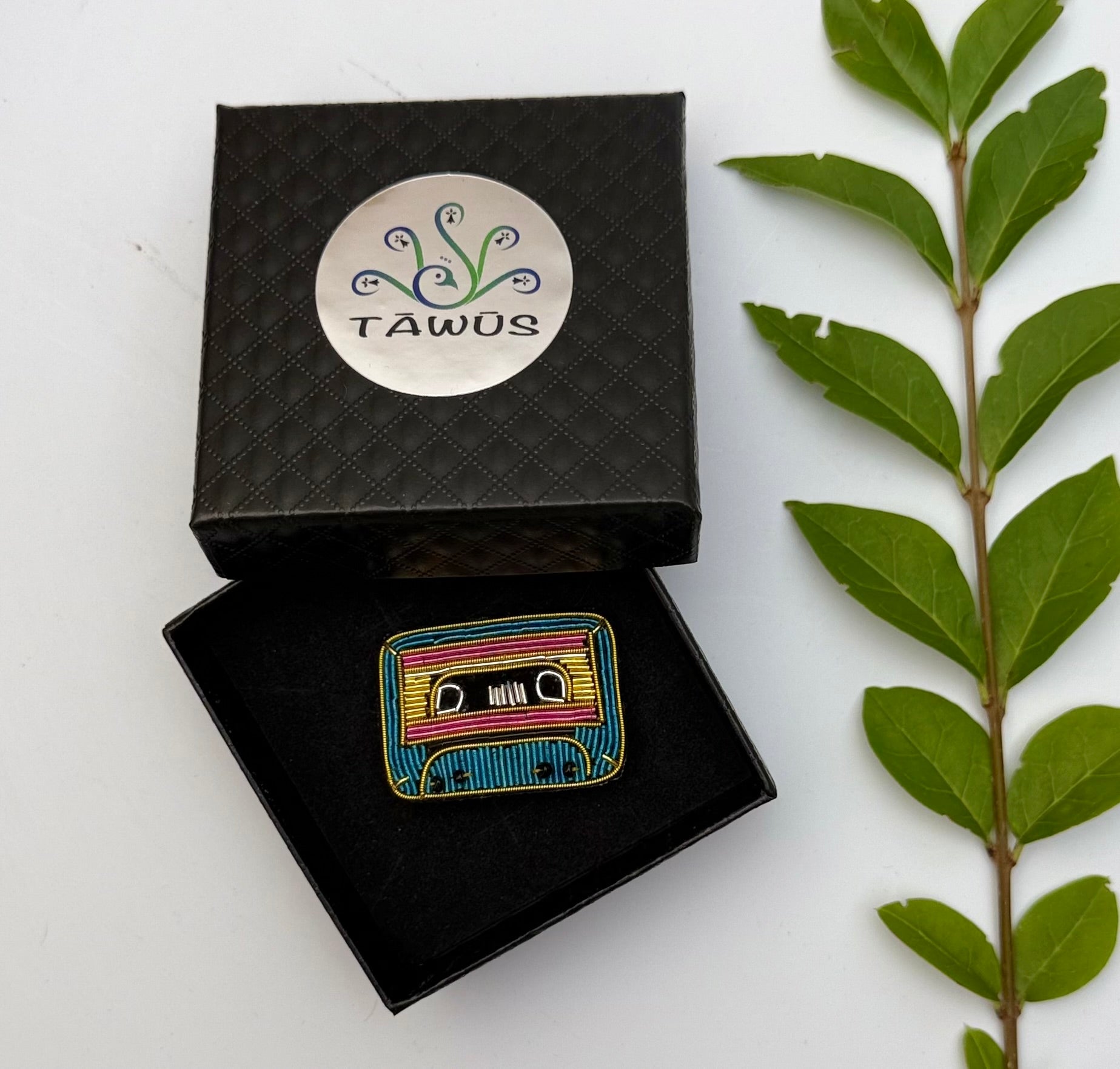 Broche cassette audio vintage fait main dans son écrin – cadeau original bijou rétro musique broderie artisanale – Tawus