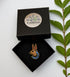 Broche chacal Égypte fait main dans son écrin – cadeau original bijou Anubis Égypte antique broderie artisanale – Tawus