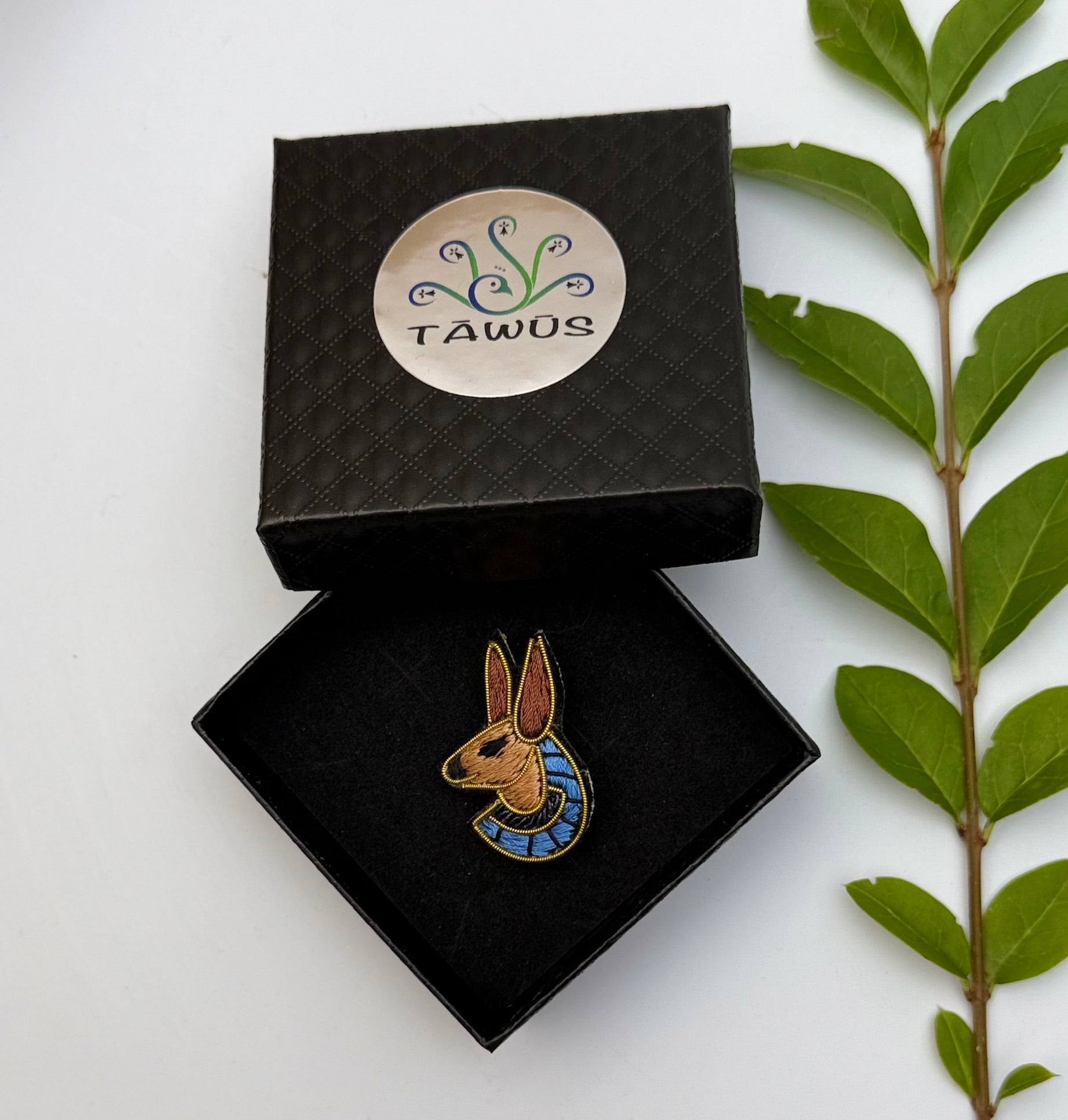 Broche chacal Égypte fait main dans son écrin – cadeau original bijou Anubis Égypte antique broderie artisanale – Tawus