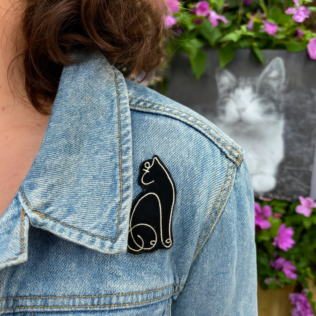Broche chat brodée à la main portée – accessoire mode chat kawaii artisanal unique cadeau amoureux des chats – Tawus