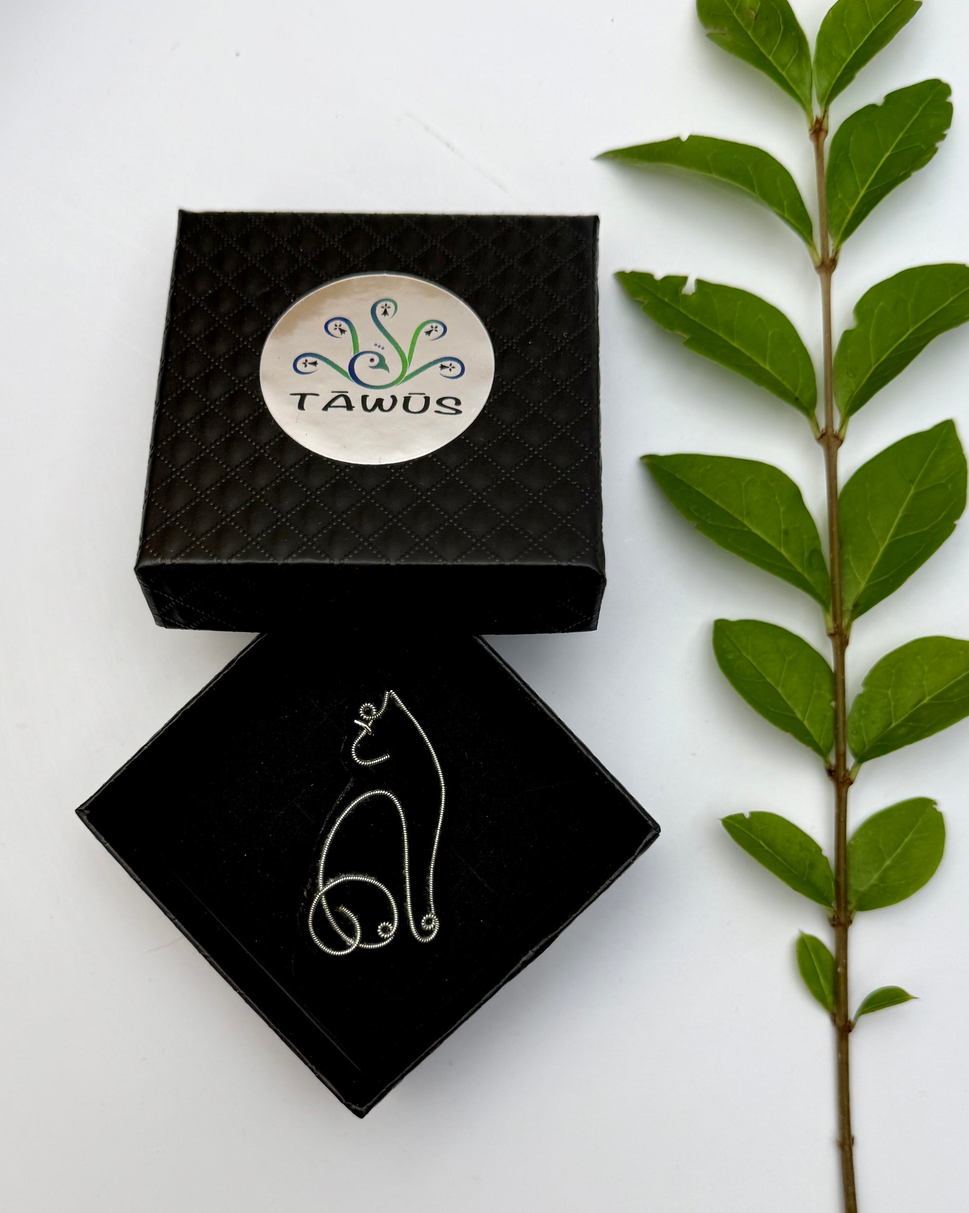 Broche chat fait main dans son écrin – cadeau original bijou chat broderie artisanale amoureux des chats – Tawus