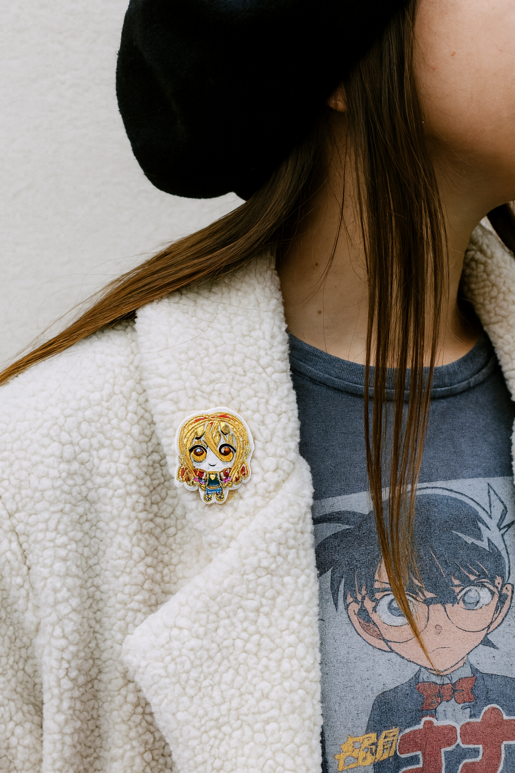 Broche chibi fille brodée à la main portée – accessoire mode personnage chibi fille kawaii manga artisanal unique – Tawus
