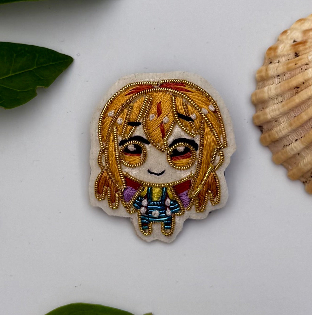Broche chibi fille brodée main – bijou artisanal personnage chibi fille kawaii manga perles et fils colorés – Tawus
