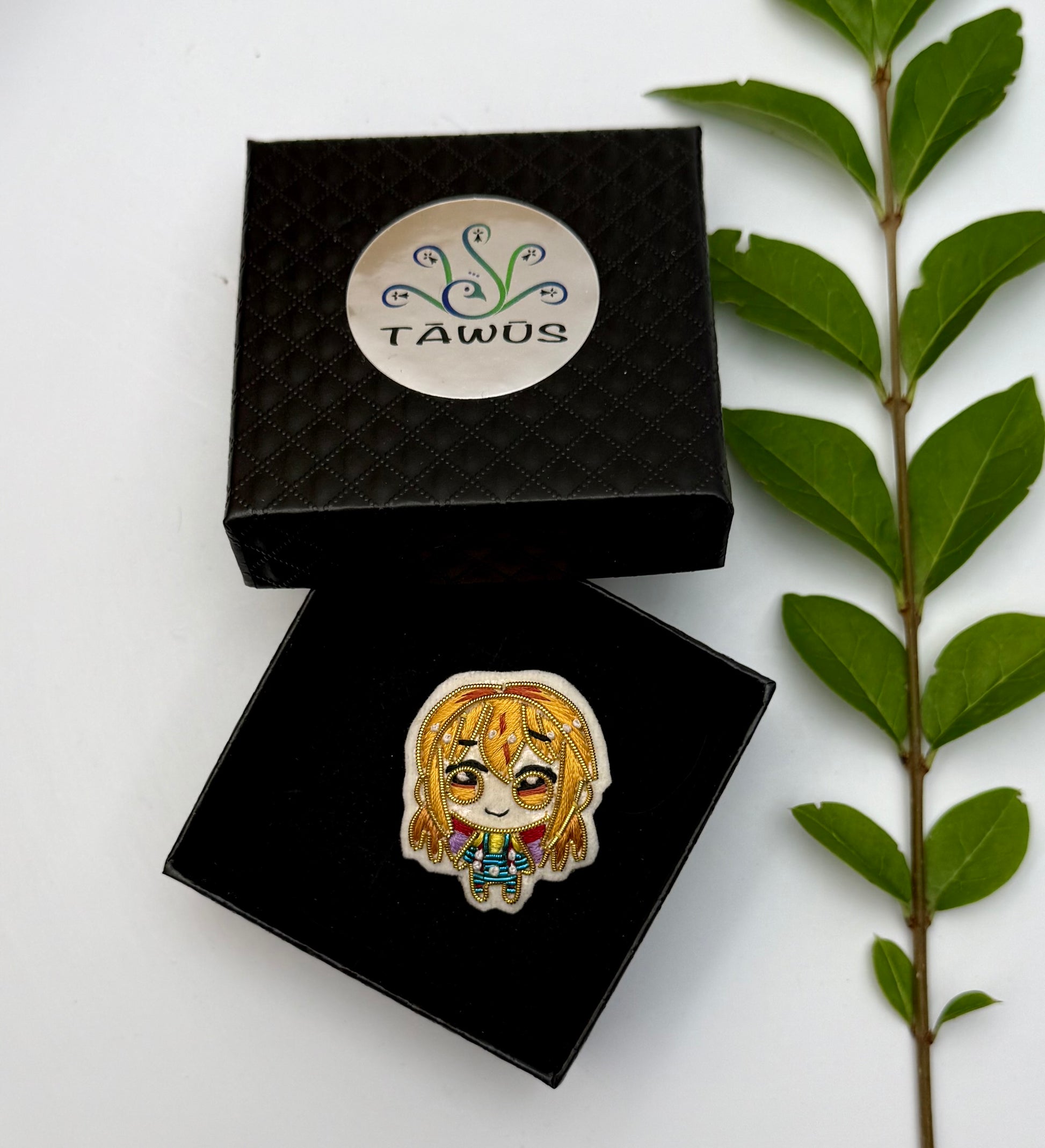 Broche chibi fille fait main dans son écrin – cadeau original bijou personnage chibi fille kawaii broderie artisanale – Tawus
