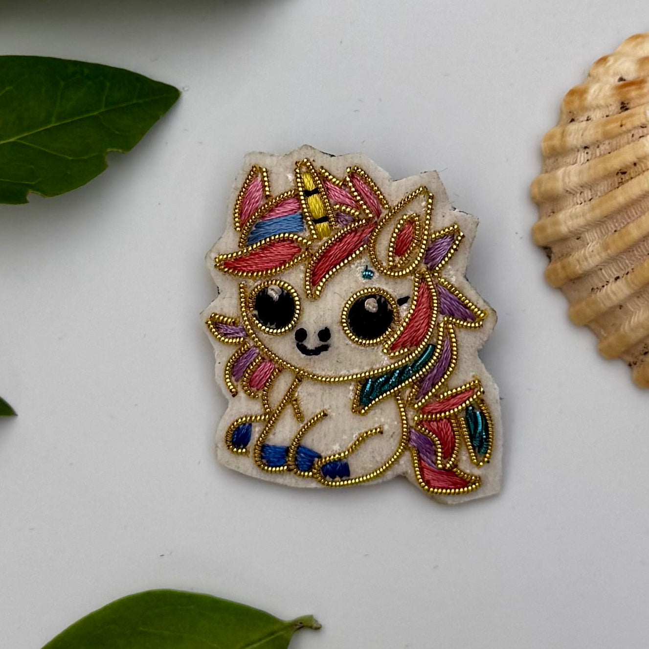 Broche chibi licorne brodée main – bijou artisanal licorne kawaii chibi féerique perles et fils pastel irisés – Tawus

