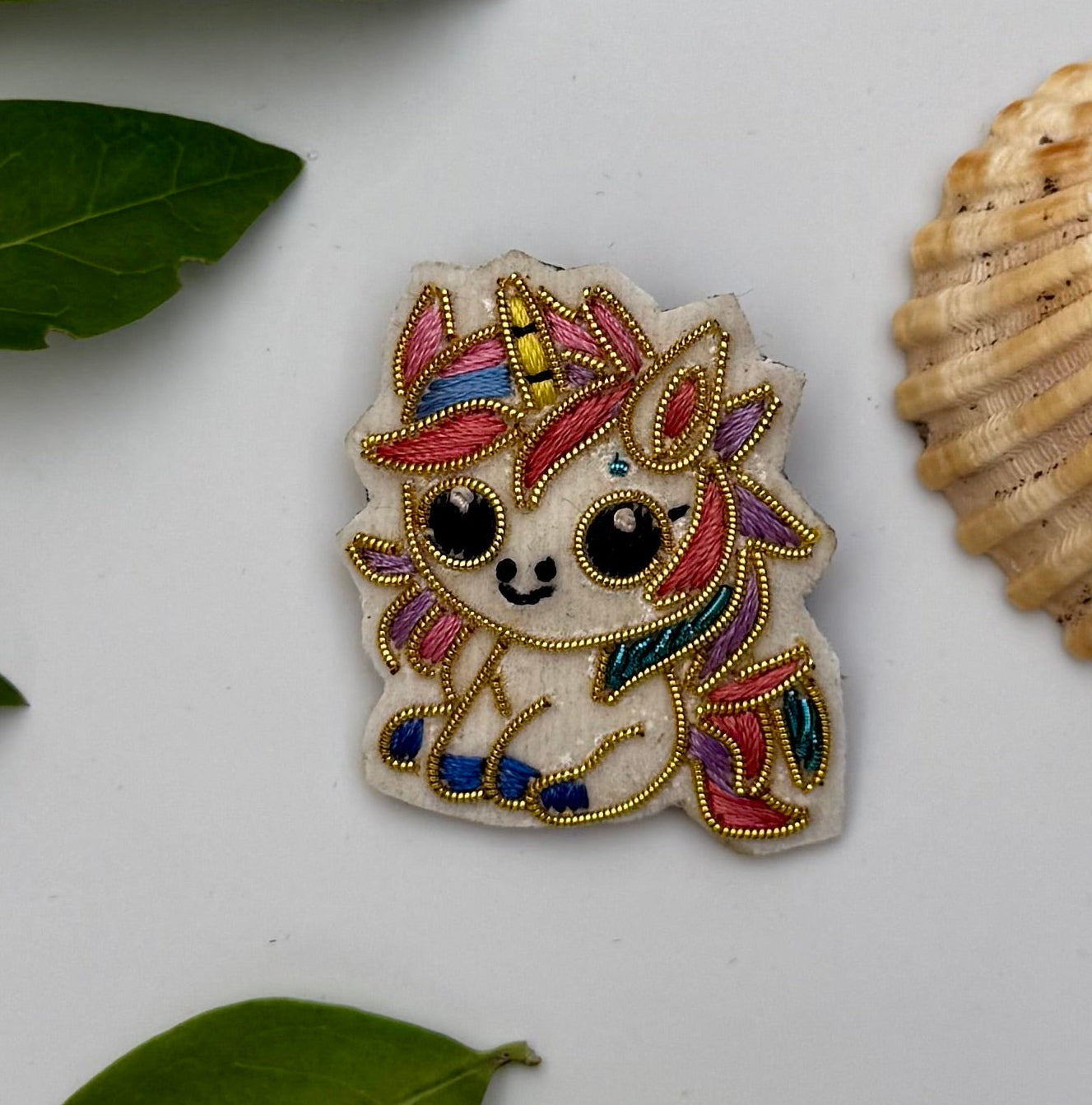 Broche chibi licorne brodée main – bijou artisanal licorne kawaii chibi féerique perles et fils pastel irisés – Tawus
