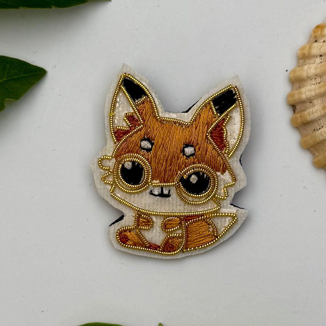 Broche chibi renard roux brodée main – bijou artisanal renard roux kawaii chibi manga perles et fils orangés – Tawus