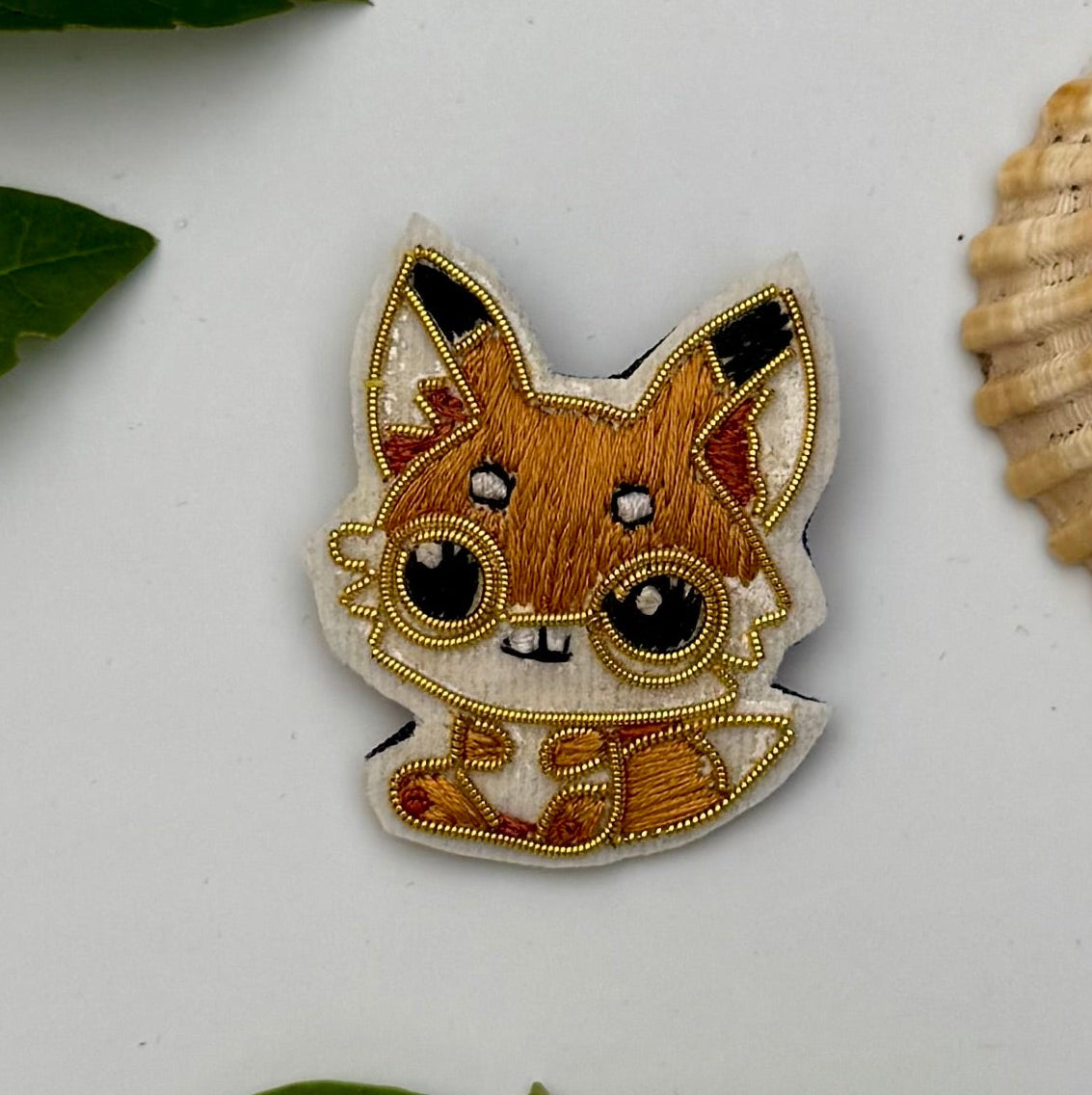 Broche chibi renard roux brodée main – bijou artisanal renard roux kawaii chibi manga perles et fils orangés – Tawus